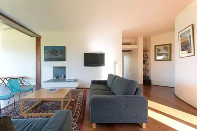 Télévision ou salle de divertissement dans l'établissement villa d'exception avec piscine