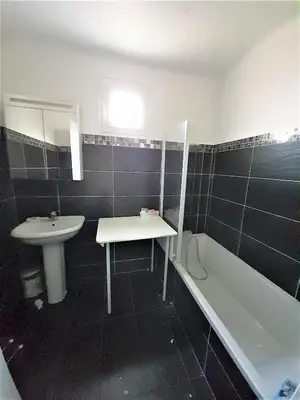 Salle de bains dans l'établissement grand T3 centre ville climatisé