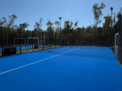 Tennis ou squash au sein de le camping ou à proximité