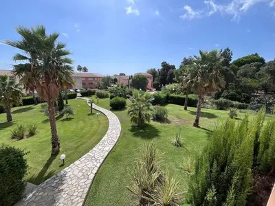 Jardin de l'établissement Soleil corse et tranquillité près de la plage à Marine de Bravone