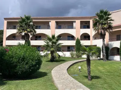 Jardin de l'établissement Soleil corse et tranquillité près de la plage à Marine de Bravone