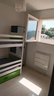 Un ou plusieurs lits dans un hébergement de l'établissement Maison pour 6 avec piscine