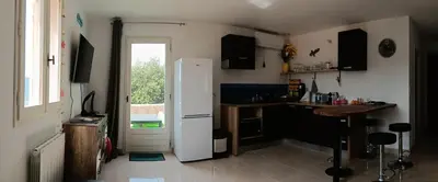 Cuisine ou kitchenette dans l'établissement Maison pour 6 avec piscine