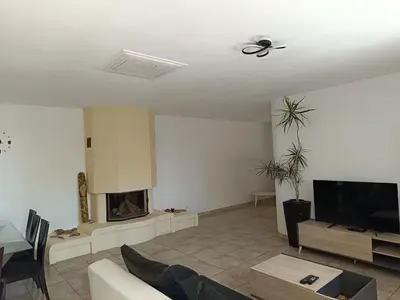 Télévision ou salle de divertissement dans l'établissement Appartement avec terrasse vue sur mer