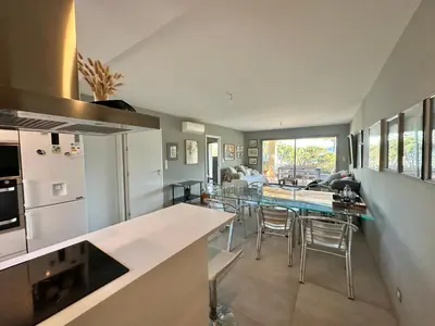 Cuisine ou kitchenette dans l'établissement Appartement 3 pièces 6 couchages CALVI