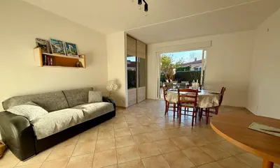 Coin salon dans l'établissement Charmant Duplex proche mer, Clim Terrasse à BORGO
