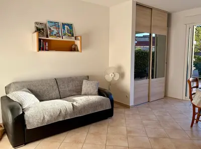Coin salon dans l'établissement Charmant Duplex proche mer, Clim Terrasse à BORGO