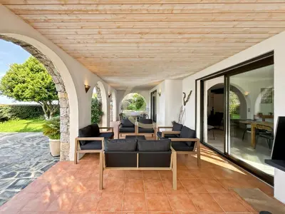Coin salon dans l'établissement Villa T4 vue mer, piscine & jardin - Corbara