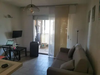 Télévision ou salle de divertissement dans l'établissement studio cosy vue mer à 2 min de la plage
