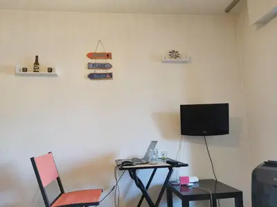 Télévision ou salle de divertissement dans l'établissement studio cosy vue mer à 2 min de la plage