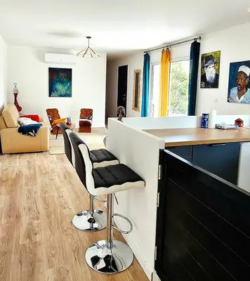 Télévision ou salle de divertissement dans l'établissement havre de paix au cœur de la montagne corse