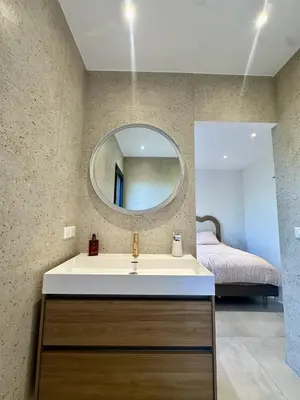 Salle de bains dans l'établissement Belle villa avec piscine-4 personnes