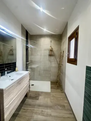 Salle de bains dans l'établissement Appartement à Monticello