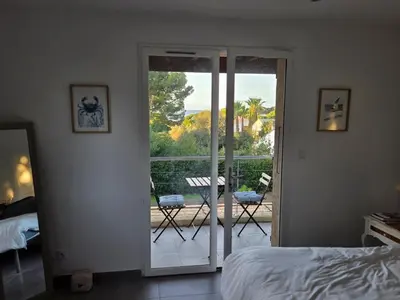 Un ou plusieurs lits dans un hébergement de l'établissement Casa Flora avec piscine à 300m de la mer