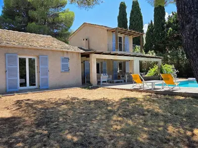 Piscine de l'établissement Casa Flora avec piscine à 300m de la mer ou située à proximité