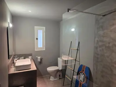 Salle de bains dans l'établissement Casa Flora avec piscine à 300m de la mer