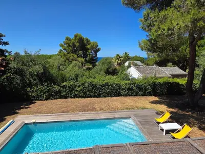 Piscine de l'établissement Casa Flora avec piscine à 300m de la mer ou située à proximité