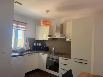 Cuisine ou kitchenette dans l'établissement Villa Paraìso, maison avec piscine route de Calenzana