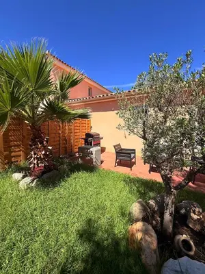 Jardin de l'établissement Villa Paraìso, maison avec piscine route de Calenzana