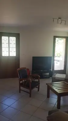 Télévision ou salle de divertissement dans l'établissement Bas de Villa chez Mr.Girolami Dominique