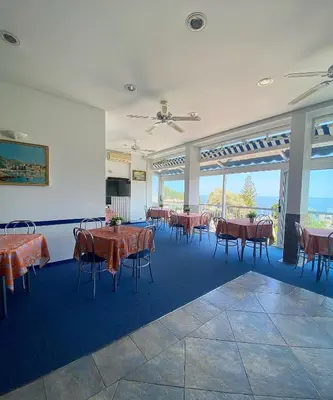 Télévision ou salle de divertissement dans l'établissement Hotel Cyrnea
