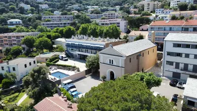 Piscine de l'établissement Hotel Cyrnea ou située à proximité