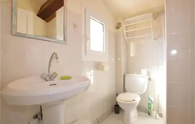Salle de bains dans l'établissement Nice Home In Prunete With Wifi