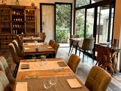 Restaurant ou autre lieu de restauration dans l'établissement Le Clos des Arbousiers