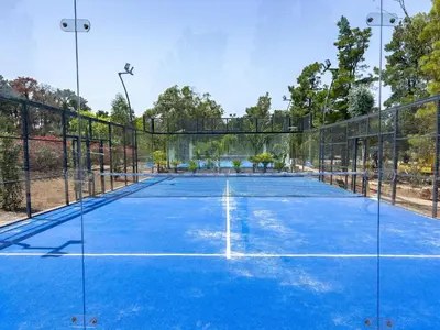 Tennis ou squash au sein de l'hôtel ou à proximité