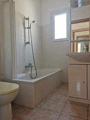 Salle de bains dans l'établissement Terres de France - Les Hauts du Maquis