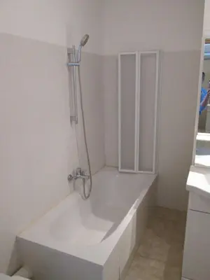 Salle de bains dans l'établissement Terres de France - Les Hauts du Maquis