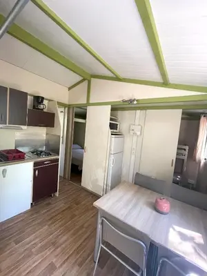 Cuisine ou kitchenette dans l'établissement Camping la Clé des Champs