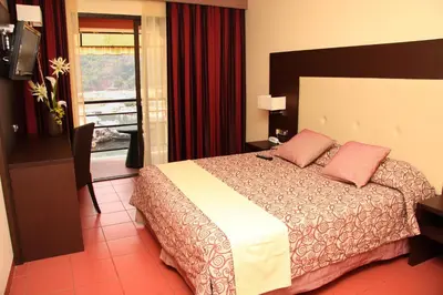 Un ou plusieurs lits dans un hébergement de l'établissement Hôtel & Restaurant Le Belvédère