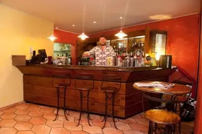 Salon ou bar de l'établissement Hôtel & Restaurant Le Belvédère