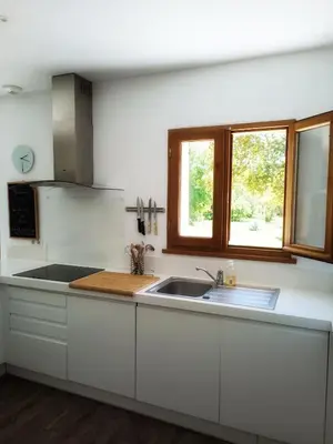 Cuisine ou kitchenette dans l'établissement Les jardins de Foata