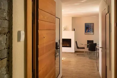 Télévision ou salle de divertissement dans l'établissement Suites in Erbalunga