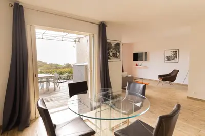 Télévision ou salle de divertissement dans l'établissement Suites in Erbalunga