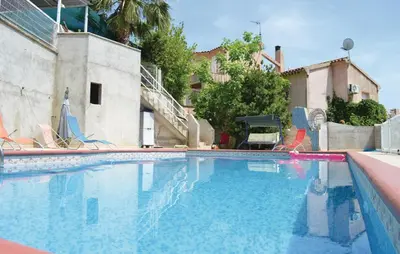 Piscine de l'établissement Cozy Apartment In Talasani ou située à proximité