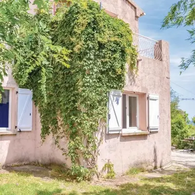 Cozy Apartment In Talasani