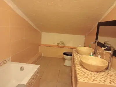 Salle de bains dans l'établissement Berbi Rosse