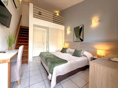 Télévision ou salle de divertissement dans l'établissement Hôtel Restaurant L' Empereur