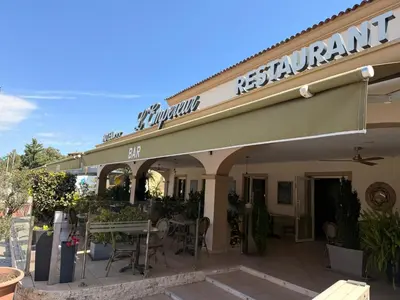 Restaurant ou autre lieu de restauration dans l'établissement Hôtel Restaurant L' Empereur