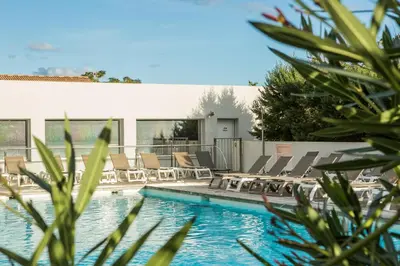Piscine de l'établissement Hôtel Spa Restaurant La Madrague ou située à proximité