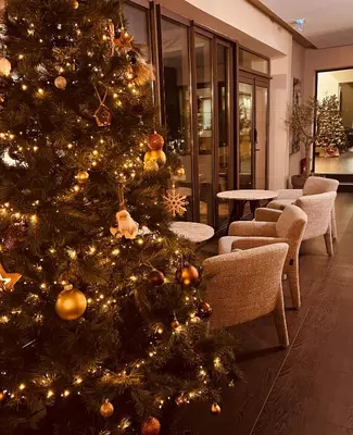 Coin salon dans l'établissement Hôtel Spa Restaurant La Madrague