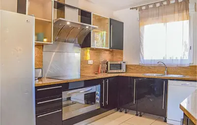 Cuisine ou kitchenette dans l'établissement Cozy Home In Moriani Plage With Wifi