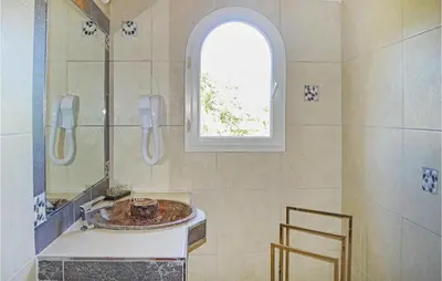 Salle de bains dans l'établissement Cozy Home In Moriani Plage With Wifi