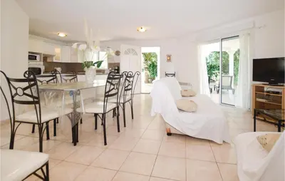 Télévision ou salle de divertissement dans l'établissement 3 Bedroom Nice Home In Moriani Plage