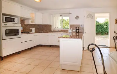 Cuisine ou kitchenette dans l'établissement 3 Bedroom Nice Home In Moriani Plage
