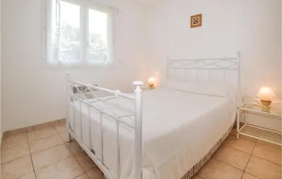 Un ou plusieurs lits dans un hébergement de l'établissement 3 Bedroom Nice Home In Moriani Plage