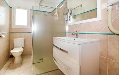 Salle de bains dans l'établissement 3 Bedroom Nice Home In Moriani Plage